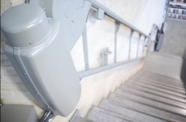 Kütüphane merdivenlerinden engelliler ve yaşlılar için sandalye asansörü