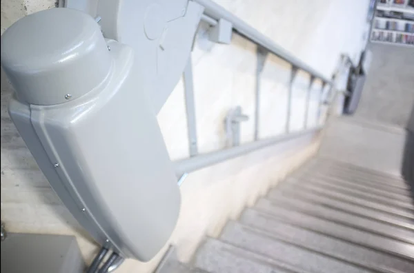 Kütüphane merdivenlerinden engelliler ve yaşlılar için sandalye asansörü — Stok fotoğraf