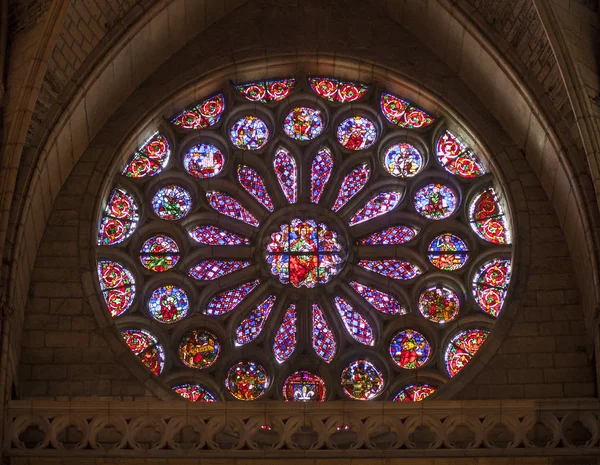 Middeleeuws gebrandschilderd glas van de kathedraal van León, Spanje — Stockfoto