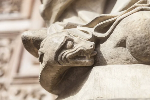 Serpiente bajo el pie de la Virgen, Catedral de León, España — Foto de Stock