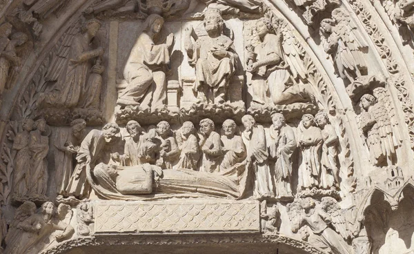 Escena de Cristo Dormición y Coronación en la Catedral de León, España — Foto de Stock