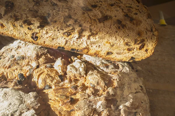 Bolo de pão grande assado fresco com passas — Fotografia de Stock