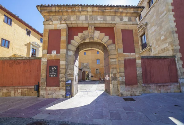 Eingang von san isidoro de leon, spanien — Stockfoto