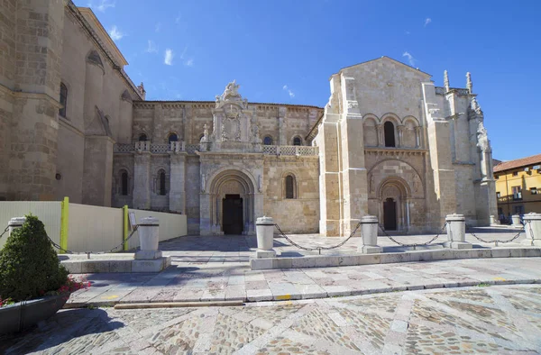 De voorgevel van de basiliek van San Isidoro de Leon, Spanje — Stockfoto