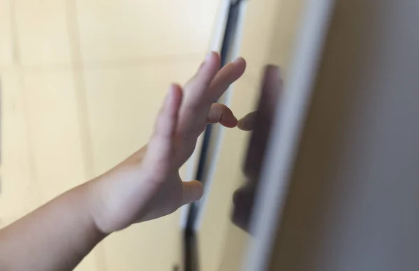 3 años niño utilizando la educación pantalla táctil interactiva — Foto de Stock