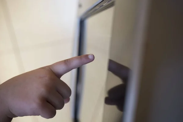 3 anni ragazzo utilizzando l'educazione touch screen interattivo — Foto Stock