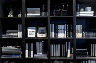 Ikea mağazasında mobilya showroom'larında Siyah Kitaplık