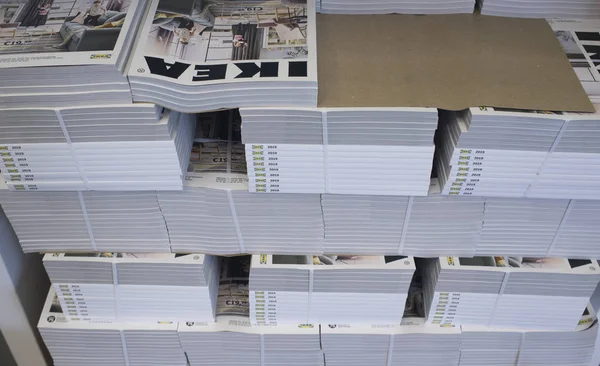 Куча распакованного каталога Икеа бесплатно в магазине — стоковое фото
