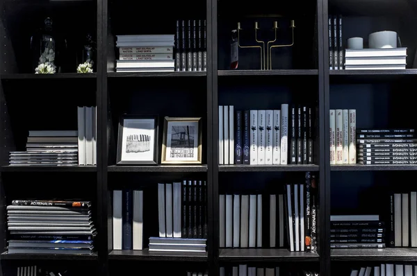 Bibliothèque noire dans les showrooms de meubles à la boutique Ikea — Photo