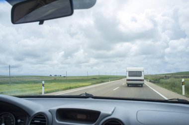 Kırsal yol ile bir karavan Arkasında yavaş yavaş sürüş