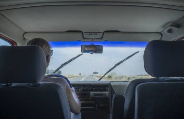 İyi yıpranmış sileceklerle yolda sürüş