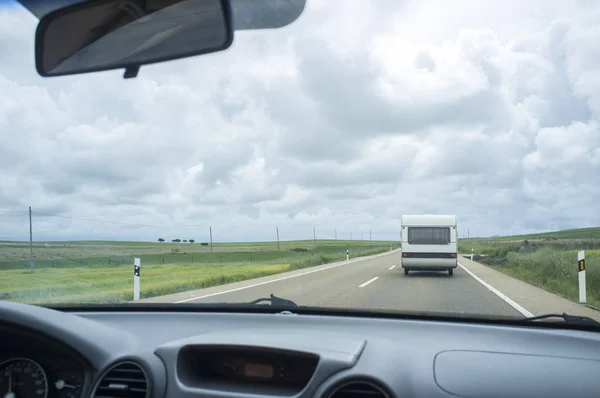 Conduire lentement derrière une caravane par la route de campagne — Photo