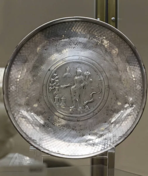 Srebrny Roman Patera Tio ozdobione rdzennej bogini Bandua — Zdjęcie stockowe