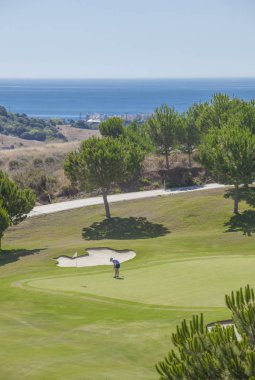 Costa del Sol tatil köyünde genç bayan golf oyuncusu, İspanya