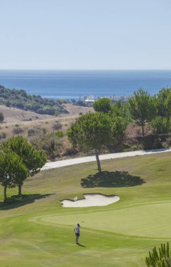 Costa del Sol tatil köyünde genç bayan golf oyuncusu, İspanya
