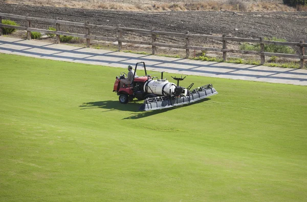Spray machine performing maintenance at golf course. Полка про — стоковое фото