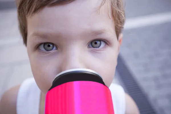 Kinder mit ungesunder Angewohnheit über zuckerhaltige Limonaden — Stockfoto