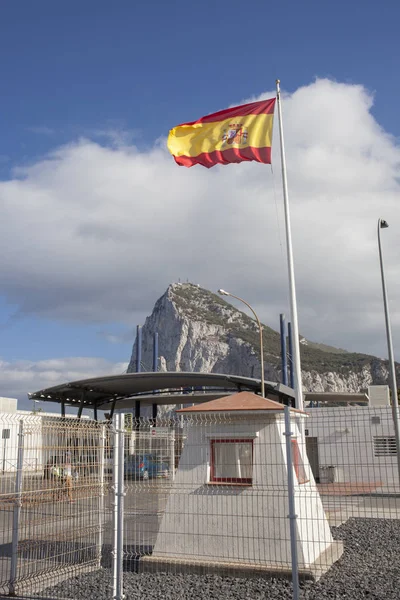 Španělská vlajka tkaní na hranicích Gibraltaru — Stock fotografie