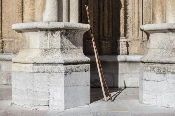 Två pilgrimkäppar utanför Leon Cathedral, Spanien — Stockfoto