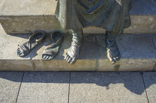 Pilgrim sculpture, Tired feet detail — Stock Photo, Image