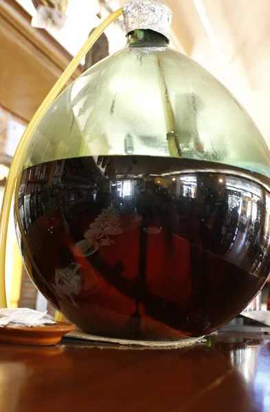 Geleneksel Competa şarabı büyük cam küreden servis edilir — Stok fotoğraf
