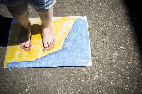 Anos Menino Pés Sobre Papel Pintado Com Praia Pegadas Início — Fotografia de Stock