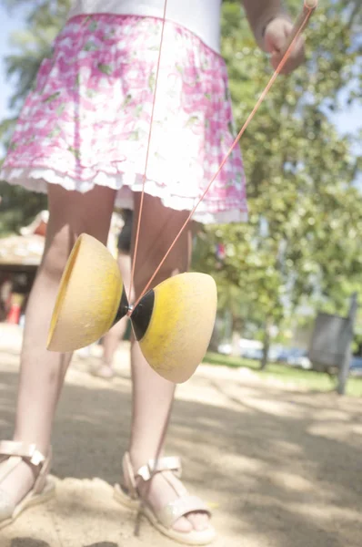 Niña aprendiendo a usar el diabólico en el parque — Foto de Stock