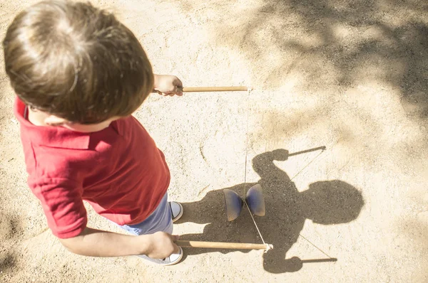 Kleine jongen leren om diabolo i het park te gebruiken — Stockfoto