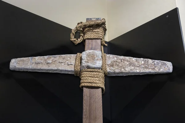 Ρωμαϊκή άγκυρα με πρωτότυπο μόλυβδο και ξύλινο σανίδι. Λεπτομέρεια o — Φωτογραφία Αρχείου