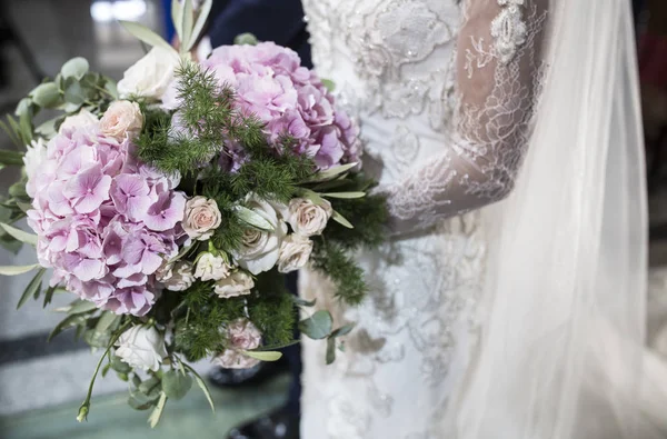 Bride holds bouquet during ceremony — Stock Photo, Image