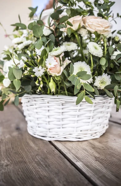 Bouquet da sposa composto da fiori selvatici su cesto su legno — Foto Stock