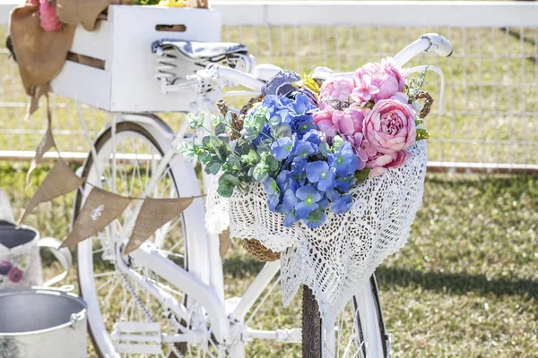 Bicicletta vintage bianca decorata per matrimonio in stile country — Foto Stock