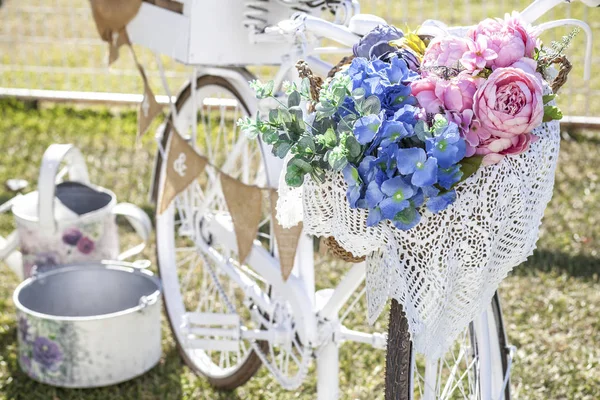 Bicicleta vintage blanca decorada para boda de estilo país —  Fotos de Stock