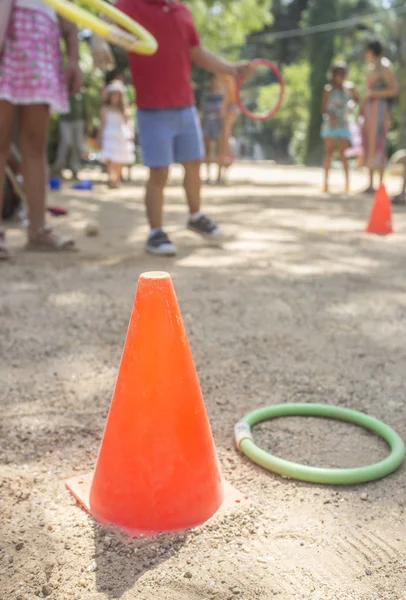 Kinderen gooien kleurrijke ring naar kegel in het Park — Stockfoto