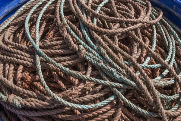 Cañón de plástico lleno de cuerdas de nylon pescador puerto pesquero —  Fotos de Stock