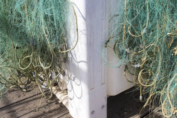 Plastic container vol met groene nylon visnetten bij Fishing po — Stockfoto
