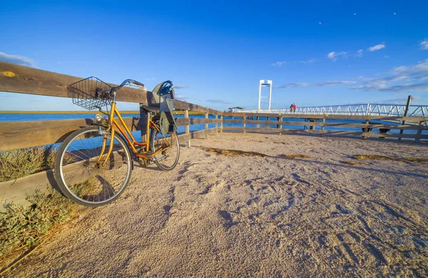 Bicicleta con portabicicletas infantil junto al puente levadizo de Tavira Island, Ba —  Fotos de Stock