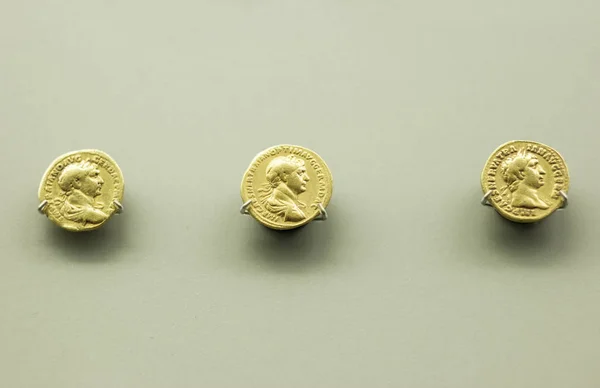 3 золотые монеты Траяна, римского императора — стоковое фото