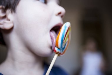 4 yaşındaki çocuk çocuk renkli büyük lolipop yalama