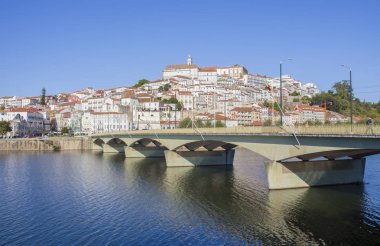 Santa Clara Köprüsü backgrou tepede eski şehir ile