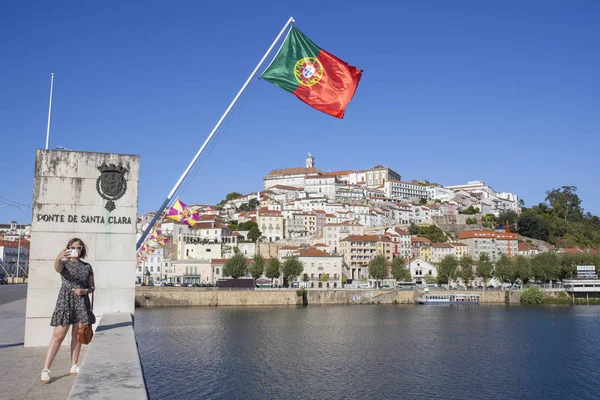 Touristin macht Selfie mit Blick auf die Altstadt von Coimbra — Stockfoto