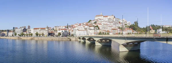 Santa Clara Brücke mit der Altstadt auf dem Hügel im Hintergrund — Stockfoto