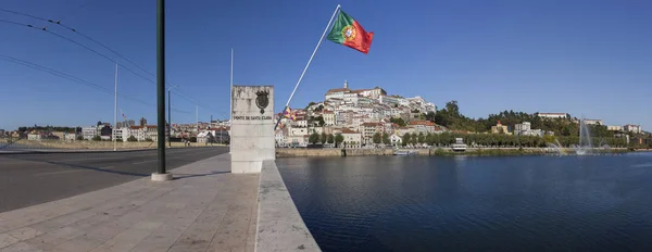 Santa Clara Bridge ze starym miastem na wzgórzu w rynek — Zdjęcie stockowe