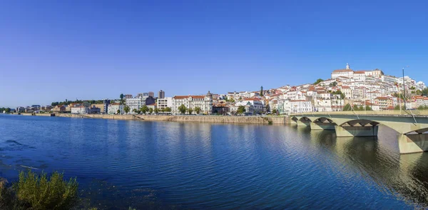 Santa Clara Köprüsü backgrou tepede eski şehir ile