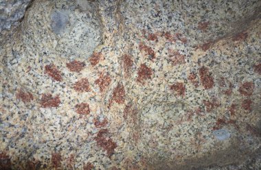Natura granit kaya içinde prehistorik şematik resimler