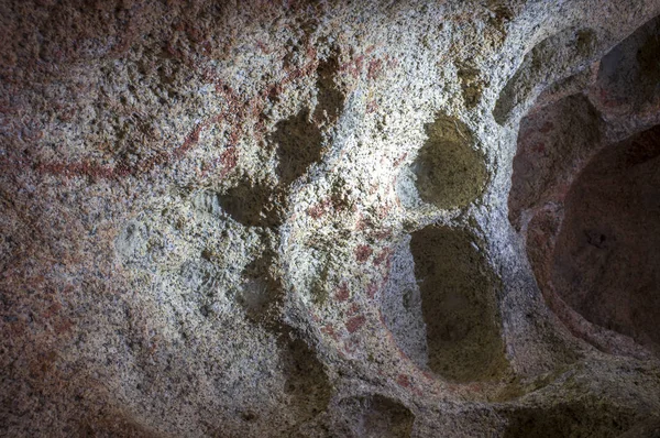 Prehistoric schematic paintings inside granite boulder at Natura — Stock Photo, Image