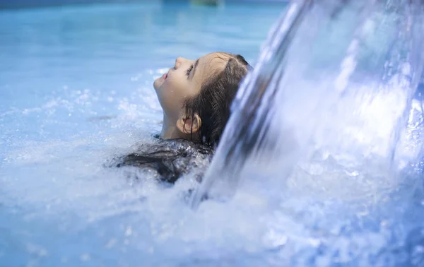 Malá holčička se 7 lety těší Vodopádové trysky v bazénu Spa — Stock fotografie