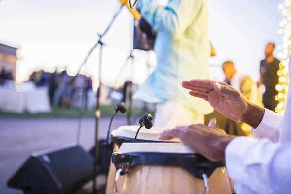 Kübalı sanatçılar açık hava partisi sırasında latino rythms oynuyor — Stok fotoğraf