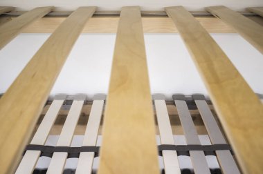 Tahta elementler çift katlı yatak tabanlı.