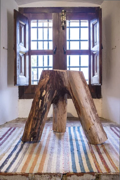 Taburete de tres patas hecho con tronco de árbol y ramas principales —  Fotos de Stock